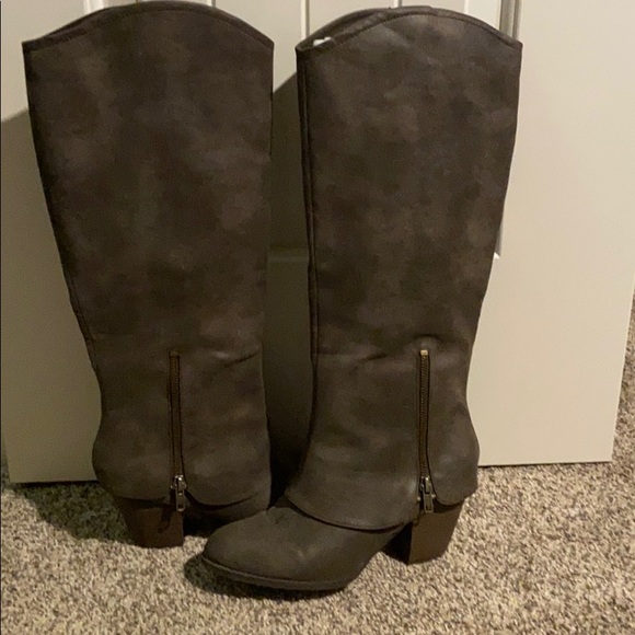 Boots - Picture 1 of 4